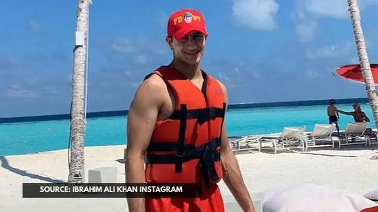 Ibrahim Ali Khan dominates Tik Tok with his reaction to texts from 'special someone'; See ibrahim ali khan