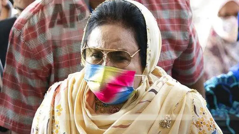 Malaysia ex-PM's wife to make defense in graft trial Malaysia ex-PM's wife to make defense in graft trial