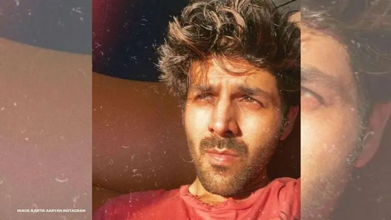 Kartik Aaryan shares shirtless pic recreating Kate Winslet's iconic 'Titanic Pose' Kartik Aaryan