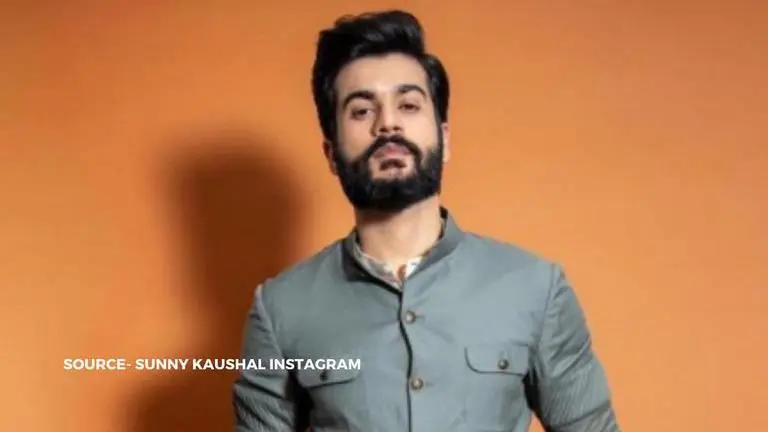 Sunny Kaushal posts a masked selfie with a vibrant red light, calls it 'chehre ki laali' Sunny Kaushal