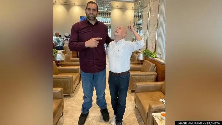 Anupam Kher bumps into Great Khali; looks at him in disbelief over his height; See pics anupam Kher