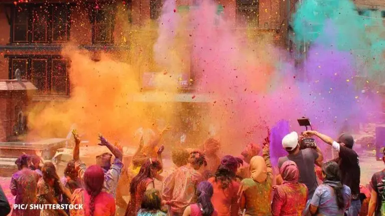 holi celebration in mumbai