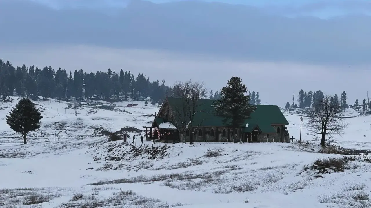 Winter Wonderland Gulmarg beckons adventure enthusiasts to snowy delight ahead of New Year 2024 Winter Wonderland Gulmarg
