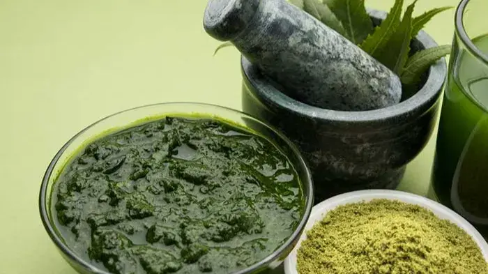 Neem and Honey: Combine 1 tablespoon of neem powder with two tablespoons of honey. Apply the paste to your face and leave it for 30 minutes. Wash it off with warm water.