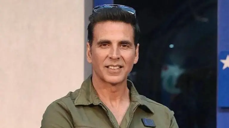 Akshay Kumar greets sea of fans in Sitapur amid Sky Force shoot | WATCH Akshay Kumar