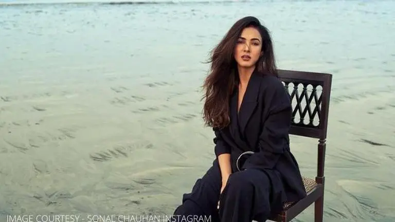 Sonal Chauhan tweets about man stabbing his wife in Delhi, asks 'where are we headed?' Sonal Chauhan