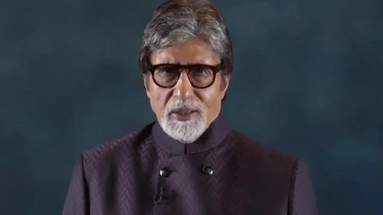 Amitabh Bachchan reminisces playing cricket during 'Mr. Natwarlal' shoot; See pic Amitabh Bachchan