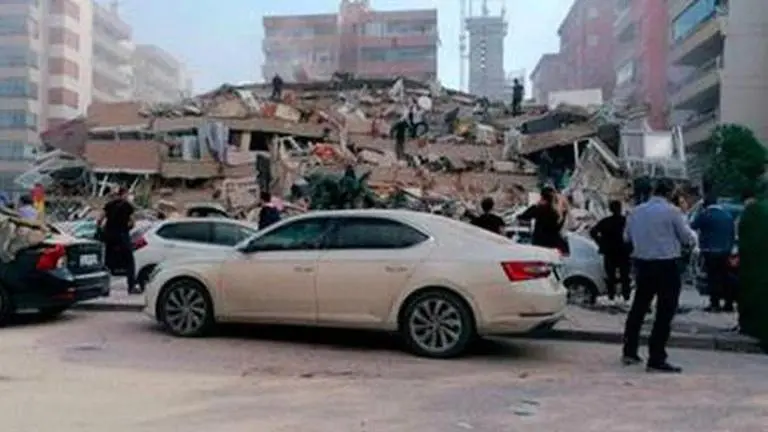 Rescue teams search for quake survivors in Turkey