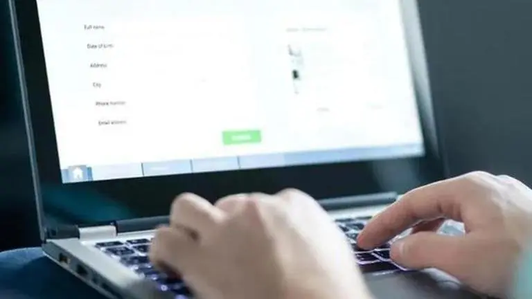 HP lays off employees