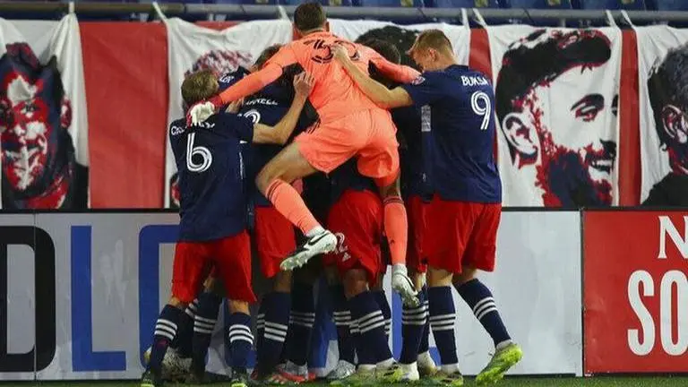 Bou scores in 95th minute, Revs advance in MLS playoffs