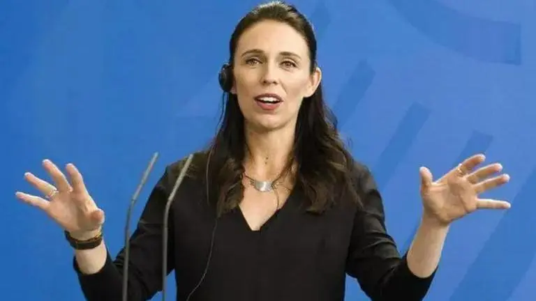 Italian aircraft rescues NZ PM Jacinda Ardern after her plane breaks down in Antarctica Jacinda Ardern