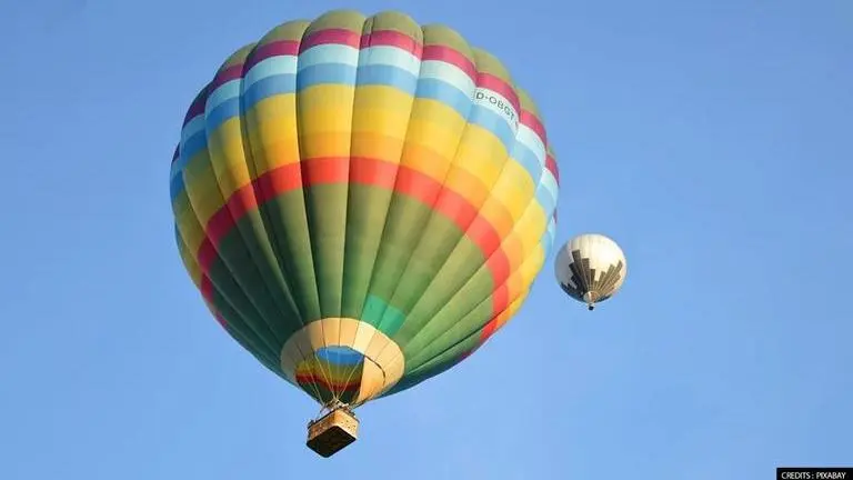 New Zealand: Hot air balloon crashes into a house near Arrowtown, 11 injured Hot Air Balloon