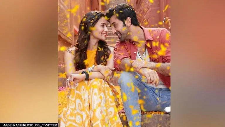 Alia Bhatt-Ranbir Kapoor's love in 'Kesariya' impresses fans; they say 'nazar na lage' Alia Bhatt