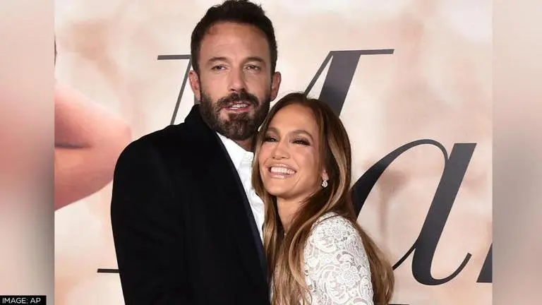 Jennifer Lopez, Ben Affleck engaged after 1 year of reuniting, singer flaunts diamond ring Jennifer Lopez, Ben Affleck, Jennifer Lopez enaged to Ben Affleck, Jennifer Lopez to tie the knot to Ben Affleck, Jennifer Lopez diamond ring