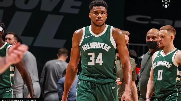 Giannis Antetokounmpo focused on his pepperoni pizza, smoothie & chicken wings on off day giannis antetokounmpo