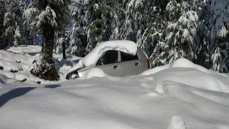 Himachal Pradesh: Over 600 roads still blocked, more snowfall, rain likely till Jan 17 HP
