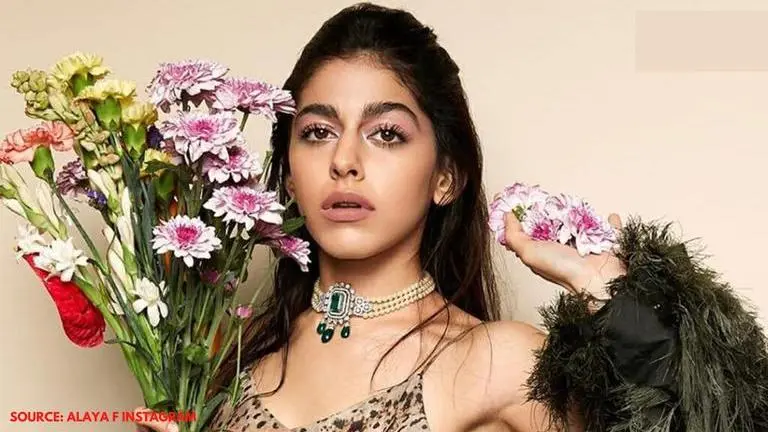 Recreate Alaya F's artistic stills while posing with flowers; see pics Alaya F