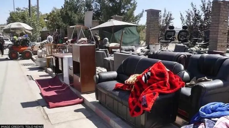 Afghanistan: Household valuables up for sale on Kabul streets as Afghans face cash crunch Afghanistan