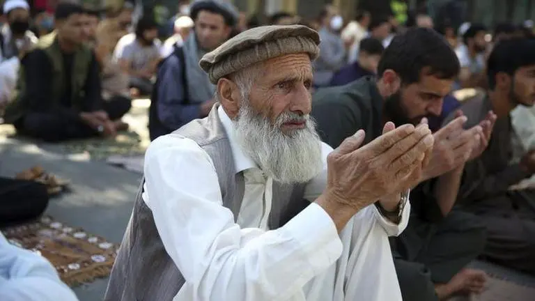 Afghan government to free 900 prisoners; Taliban may extend truce