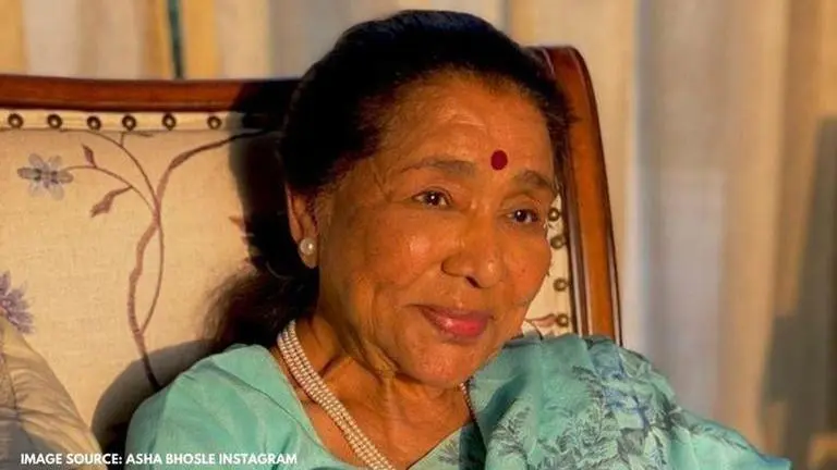 Asha Bhosle shares throwback monochrome pic of 'Mangeshkar Family'; Can you locate her? Asha Bhosle