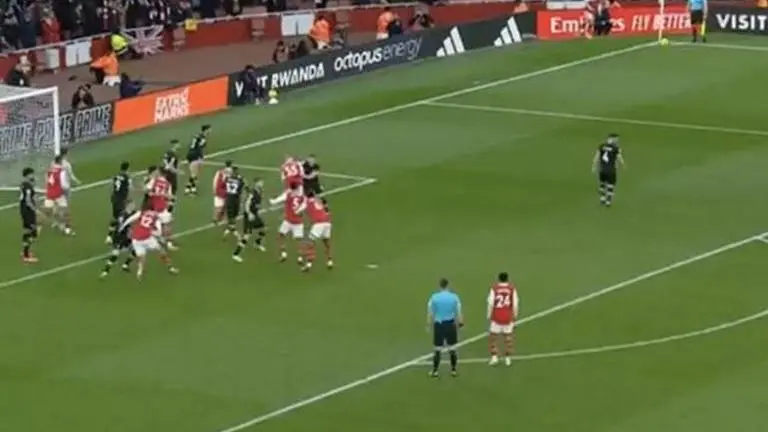 Arsenal score added time screamer to stay 5 points clear of Manchester City; WATCH Arsenal