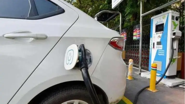 Delhi govt sets up 1000 EV charging points across city; targets 18,000 more in 3 years EV