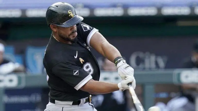 White Sox beat Royals 5-3 behind Abreu, Giolito