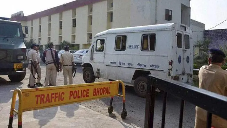 2 cops on lockdown duty injured in attack by mob in Bhopal