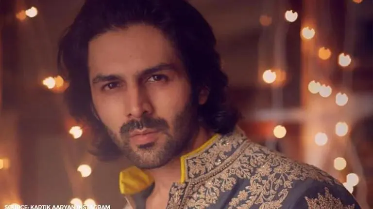 Kartik Aaryan urges followers to use mask; shares another #CoronaStopKaroNa thread Kartik Aaryan