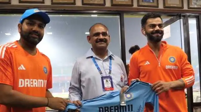 Team India display humble gesture towards DDCA's dressing room attendant, presents a memorable gift Team India felicitated Vinod Kumar