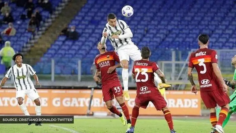 Cristiano Ronaldo scores incredible hang-time goal to rescue 10-man Juventus against Roma cristiano ronaldo
