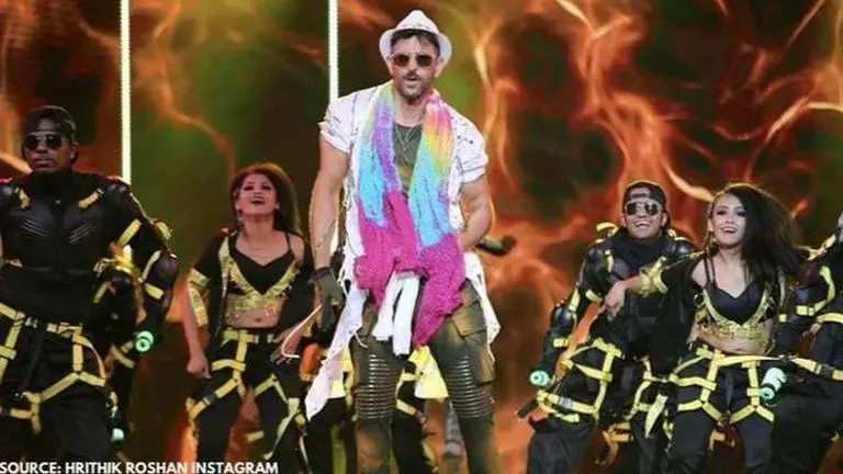 Hrithik Roshan lights up the stage with his moves at recent award show; watch video Hrithik Roshan