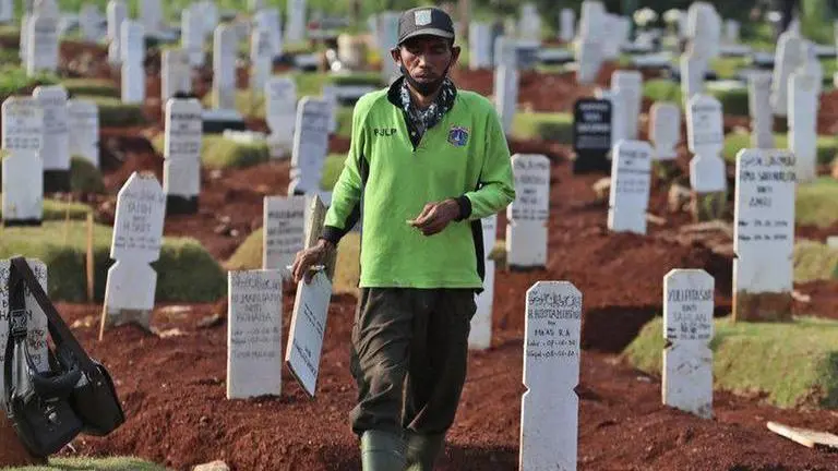 Burial traditions clash with coronavirus safety in Indonesia