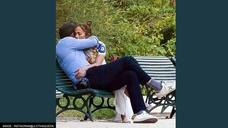 Ben Affleck & Jennifer Lopez spotted sharing passionate kiss during their Paris Honeymoon Jennifer Lopez