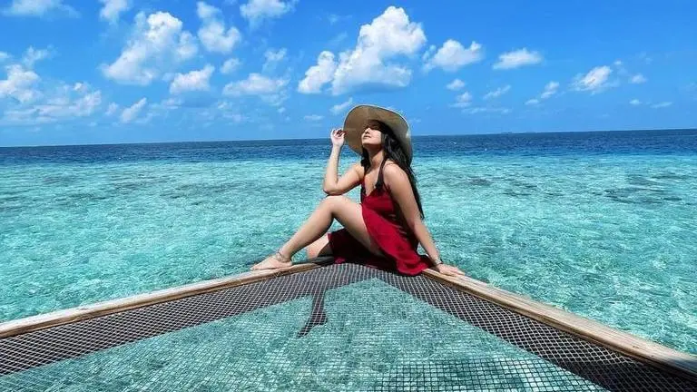 Sonakshi Sinha calls herself 'Jal Ki Rani' in throwback picture from Maldives vacay Sonakshi Sinha