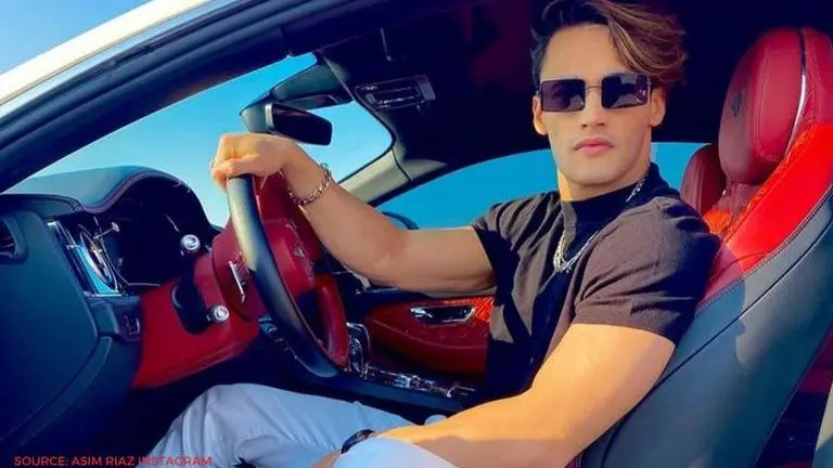 Asim Riaz wait at the airport to receive his ladylove Himanshi Khurana; See clip asim riaz