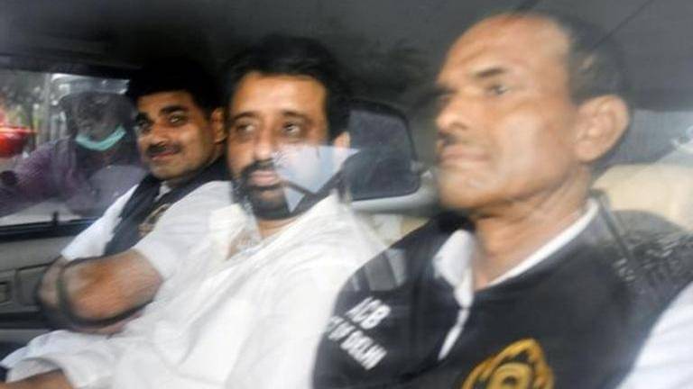 Aap mla amanatullah khan's acb custody extended by 5 days in waqf board case