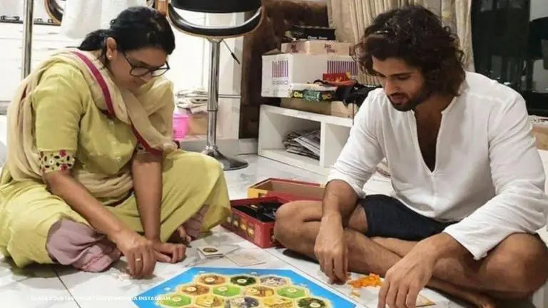 Vijay Deverakonda celebrates Mumma's birthday; promises to keep her 'happy forever' Vijay Deverakonda