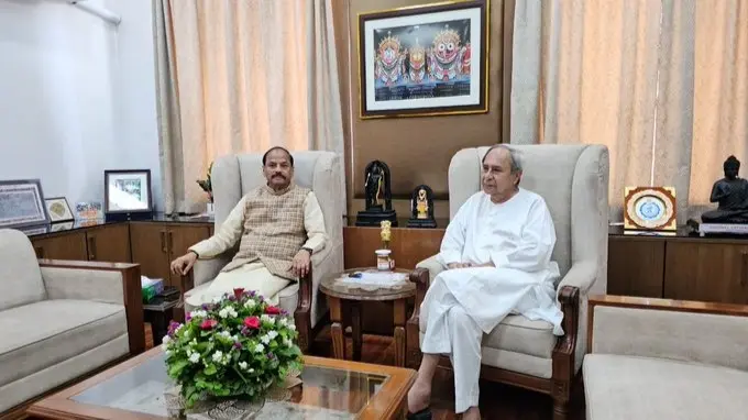 BREAKING: Naveen Patnaik Resigns From CM Post After BJD's Defeat in Odisha Assembly Poll Naveen Patnaik with Odisha Governor Raghubar Das