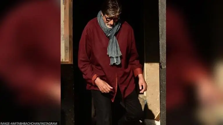 Amitabh Bachchan looks handsome as ever in grey scarf and red shirt; Navya Naveli reacts Amitabh Bachchan