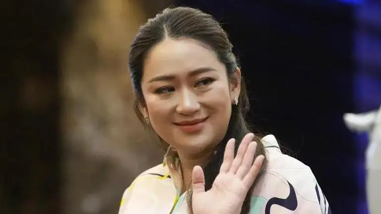 Thai candidate resumes political campaign 2 days after giving birth