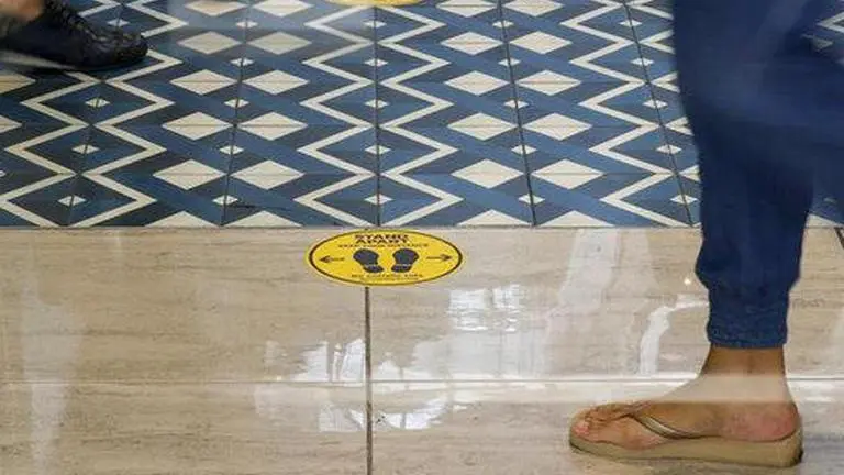 Crowds surge to malls in Manila after lockdown eased Crowds surge to malls in Manila after lockdown eased