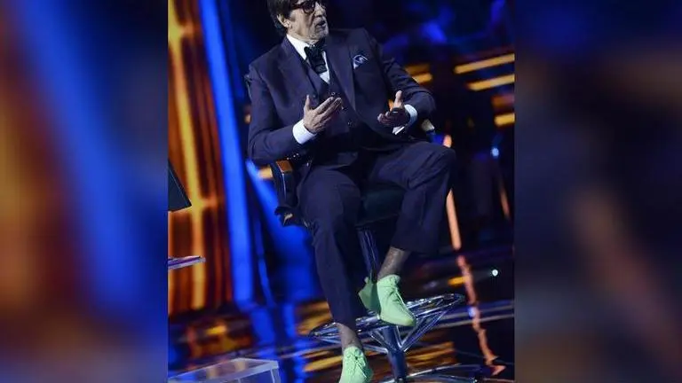 Amitabh Bachchan looks uber cool in green shoes on KBC 13; pairs them with 'matching suit' Amitabh Bachchan