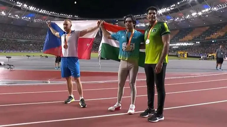 As Arshad Nadeem fails to find Pakistan flag, Neeraj Chopra's gesture goes viral - WATCH Neeraj Chopra