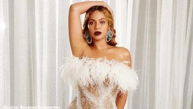 Beyoncé's looks like a queen in all these majestic white outfits Beyoncé