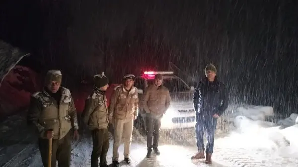 Himachal Police Rescue 300 Tourists Stranded Near Atal Tunnel in Rohtang After Snowfall Himachal Police Rescue 300 Tourists Stranded Near Atal Tunnel in Rohtang After Snowfall