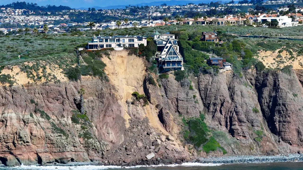Massive landslide on coastal bluff leaves Southern California mansion on the edge of a cliff Cliff-top houses along Scenic Drive sit close to a landslide in Dana Point, Calif