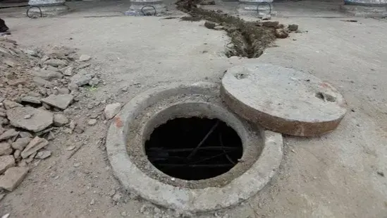 K'taka Mumbai: Two Labourers Die After Falling Into Septic Tank; One Criticalmakes studentK'taka school makes student clean septic tank clean septic tank