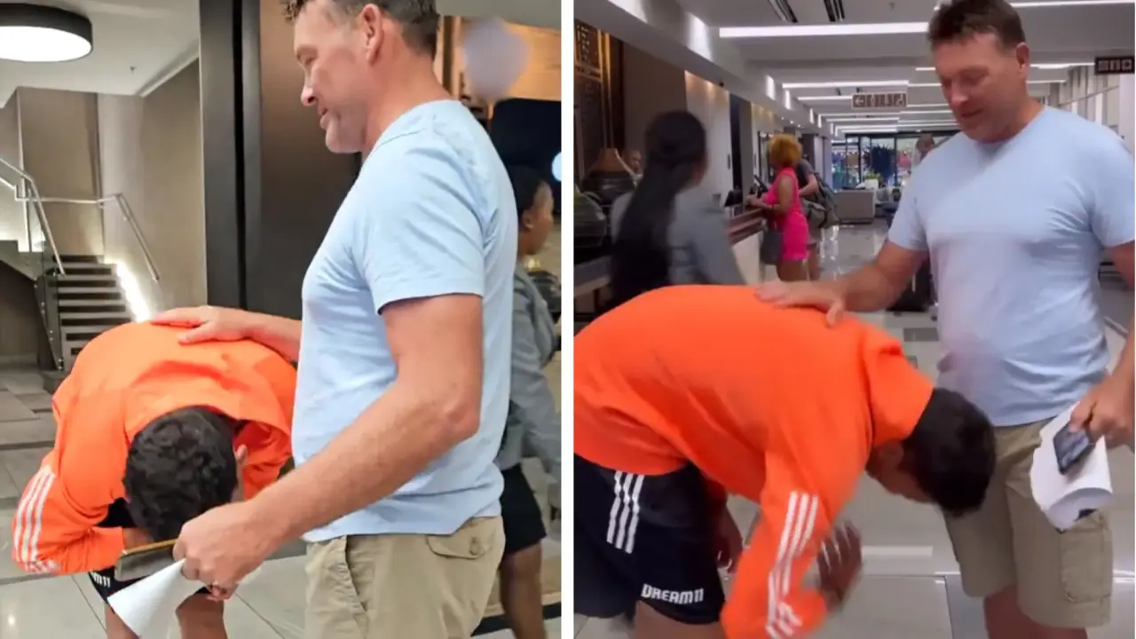 Arshad Kulkarni touches Jacques Kallis' feet