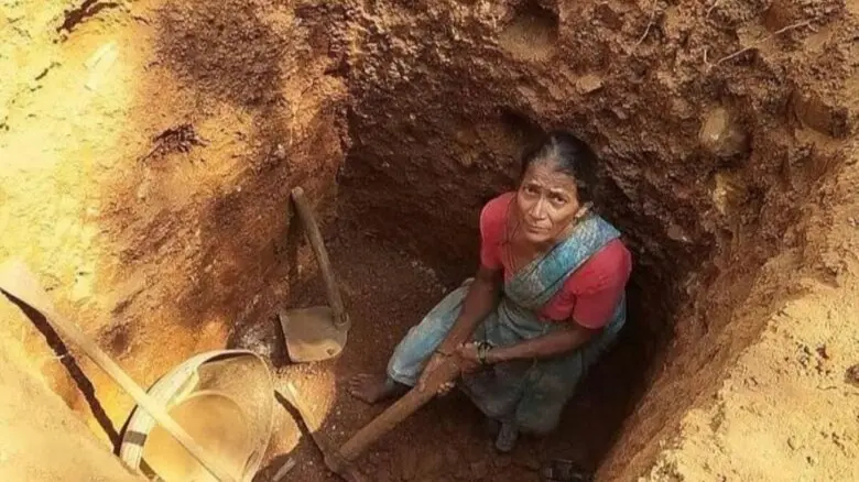 Sirsi Woman Digs Well To Ensure Water for Anganwadi Students Sirsi Woman Digs Well To Ensure Water for Anganwadi Students